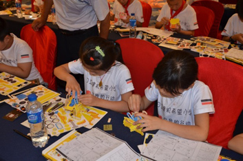 圖片:小學(xué)生們認(rèn)真地用拼圖工具拼圖