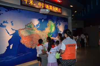 圖片:小學(xué)生們被神奇的地球地貌深深吸引